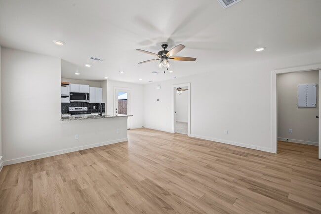 Building Photo - Charming Cottage in Frenship ISD!