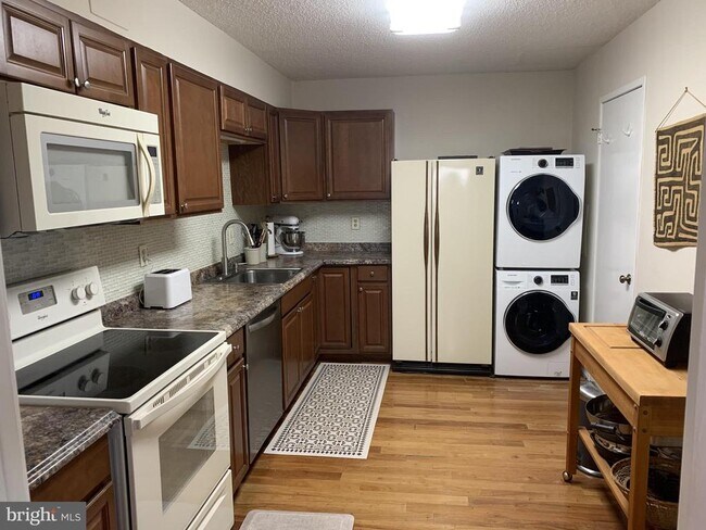 Foto del edificio - 5903 Mt Eagle Dr