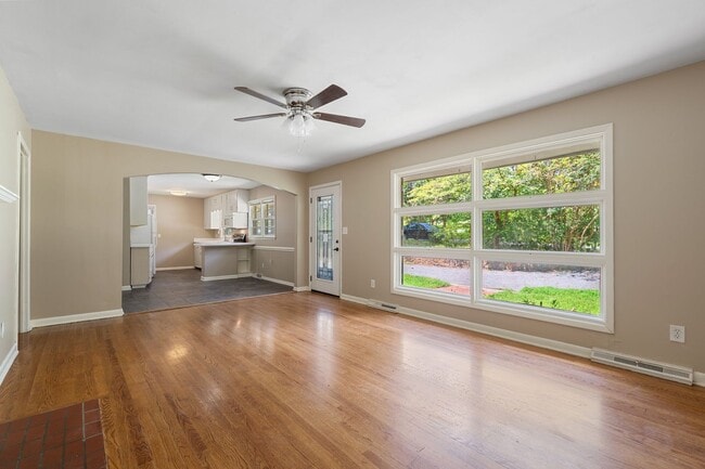Foto del edificio - Chapel Hill 3 Bed 2 Bath Ranch - Available...