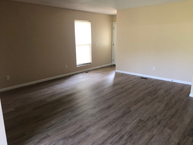 Building Photo - 3023 Bluff Ridge Dr