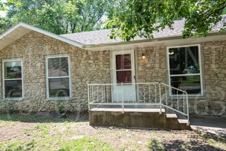 Building Photo - 204 Edgewood Dr