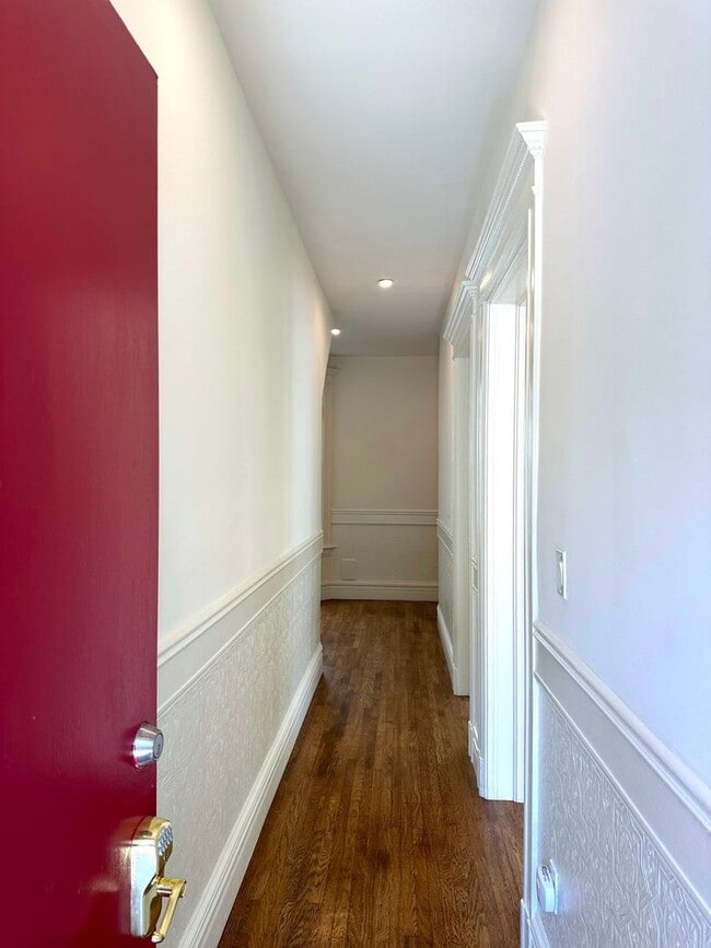 Building Photo - REMODELED BRIGHT 1500sf 3BR/1BA Flat Heart...