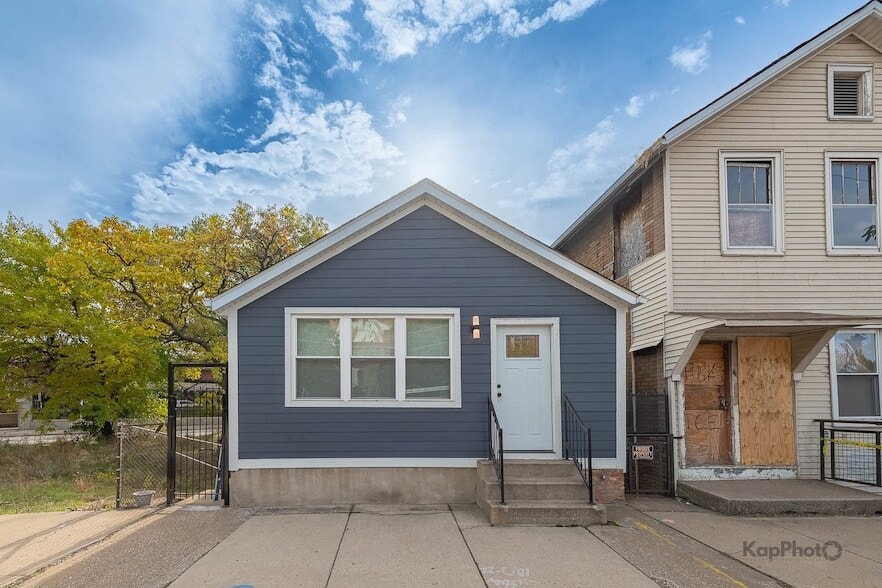 Primary Photo - 2029 S Canalport Ave