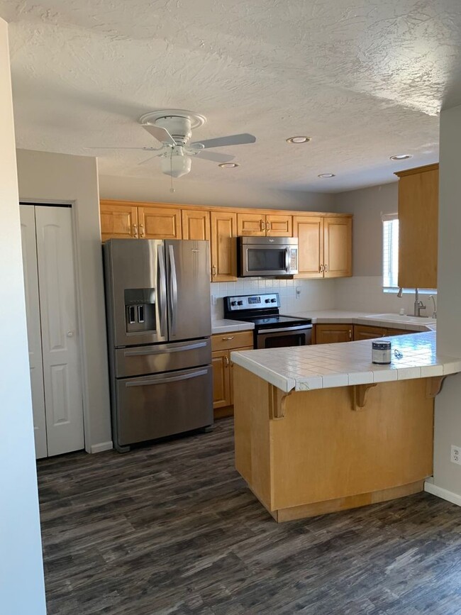 Building Photo - Aztec Circle Townhome, 2 bedroom 2.5 bath,...