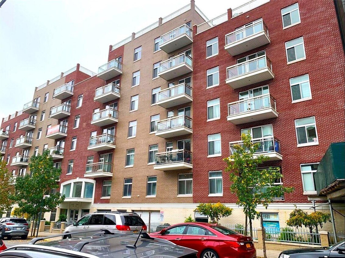 Foto principal - 65-38 Austin St