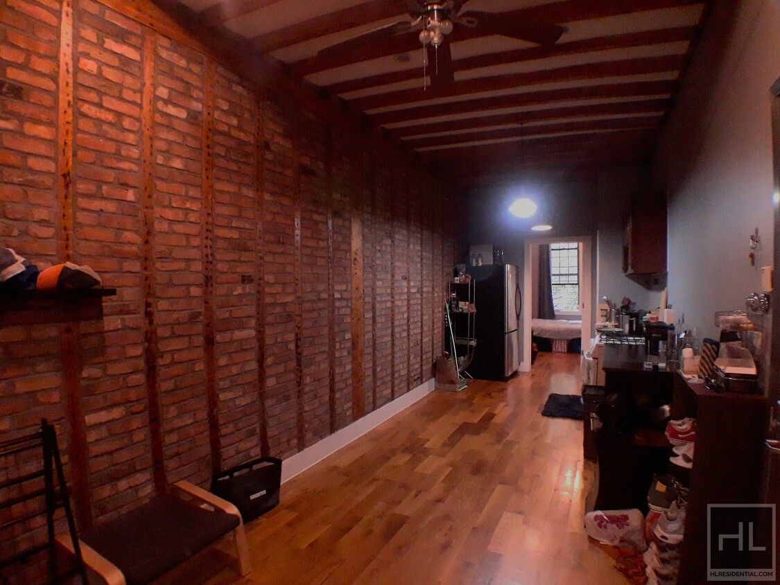 Foto principal - Spacious Two Bedroom with Exposed Brick in...