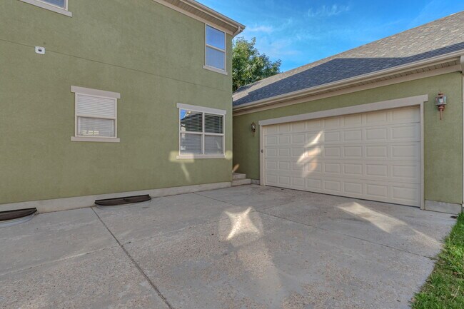 Building Photo - 11474 S Lookout Hill Dr
