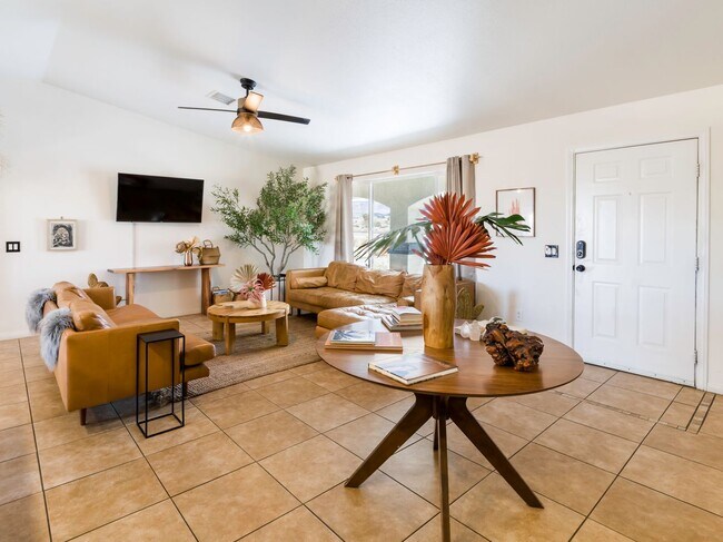 Building Photo - Spacious 4 Bedroom 2 Bathroom Home With A Pool