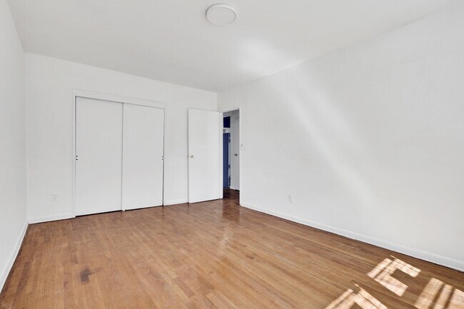 Foto del edificio - Spacious and Sunny Convertible 3 Bedroom A...