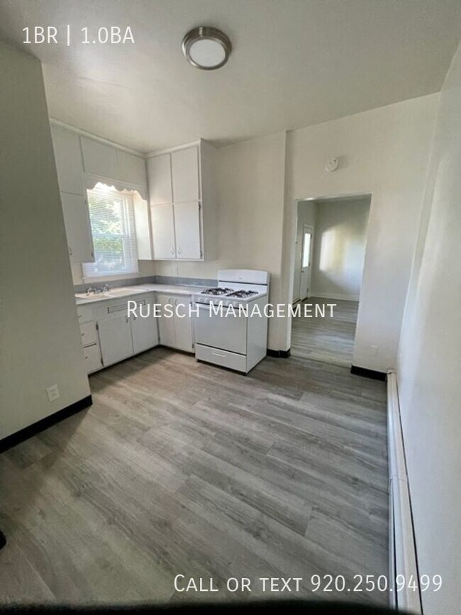 Foto del edificio - Recently Renovated 1 Bedroom Lower Apartme...