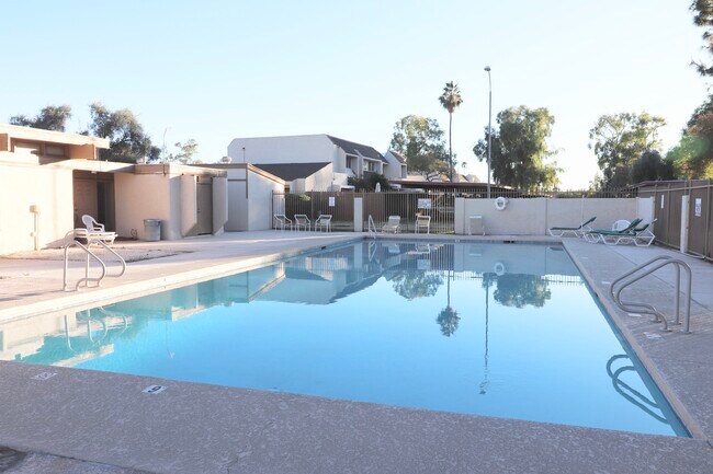 Foto del edificio - 2221 W Farmdale Ave