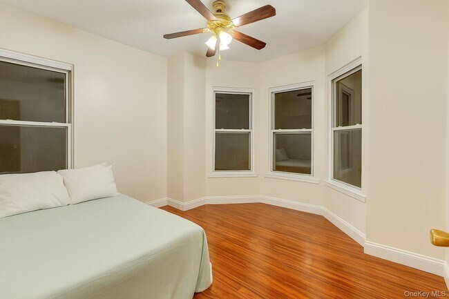Foto del edificio - 557 Van Nest Ave