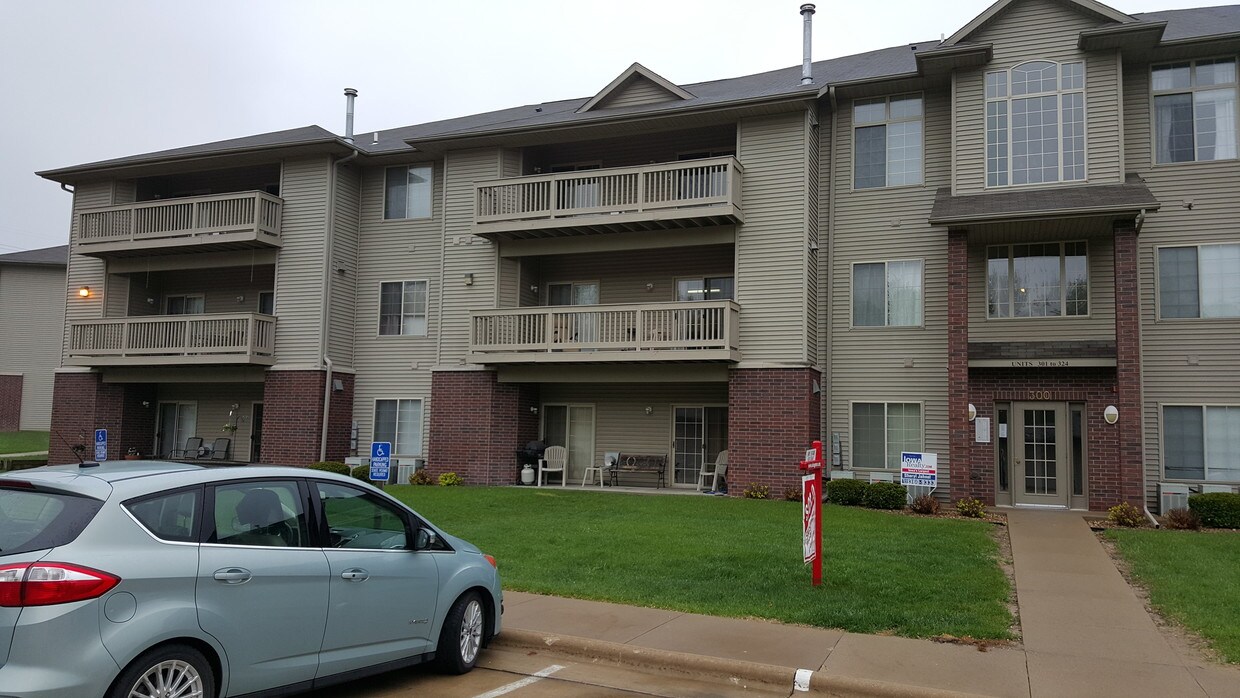 Front Exterior - 250 Cimarron Dr NE