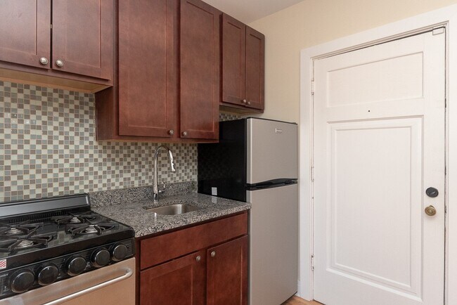 Foto del edificio - 4551 N Damen Ave