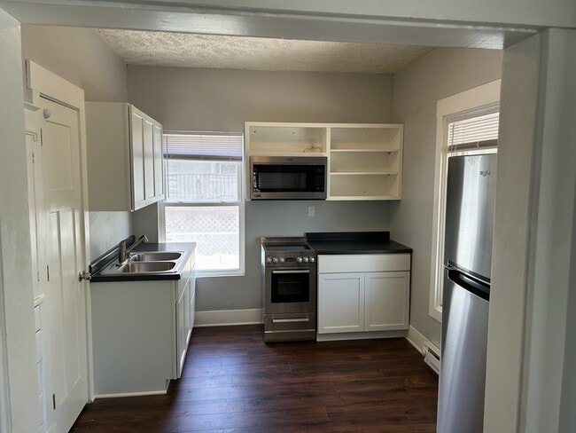 Kitchen W - 5202 Leighton Ave