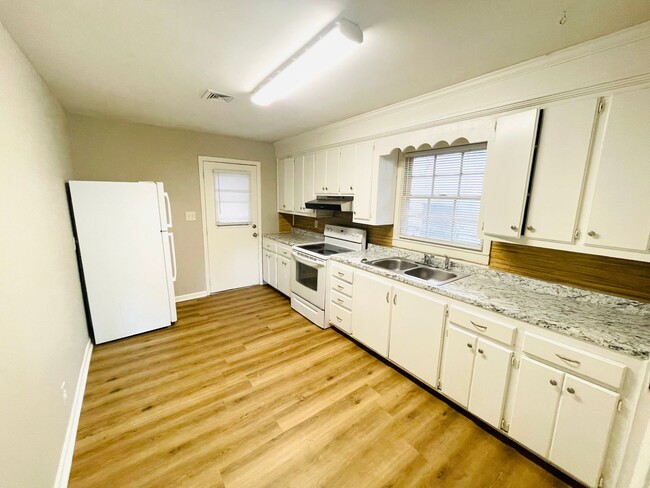 Building Photo - ** 3 bed 1 bath located in Forest Hills **...