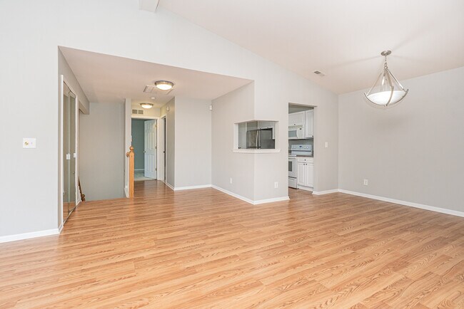 Foto del edificio - 5681 Pine Aires Dr