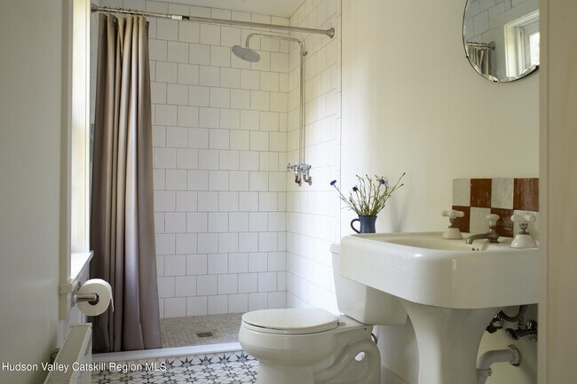 Foto del edificio - 203 Big Woods Rd