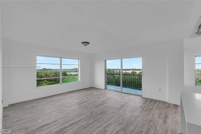 Building Photo - 4164 Inverrary Dr