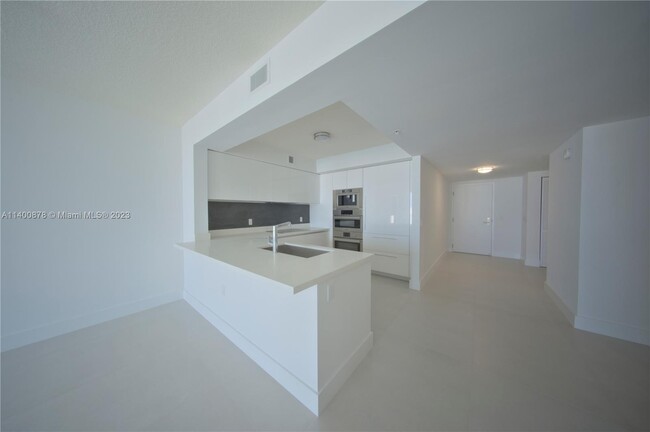 Foto del edificio - 300 Sunny Isles Blvd