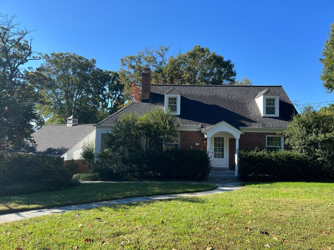 Foto principal - Lovely Home with Two Car Detached Garage