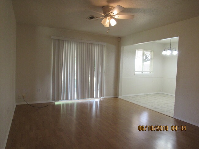Building Photo - Great home located in Carriage Hills,