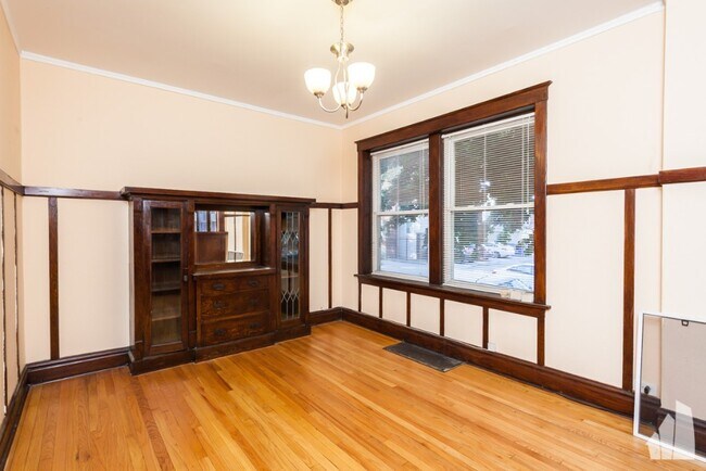 Building Photo - 3239 W Cullom Ave
