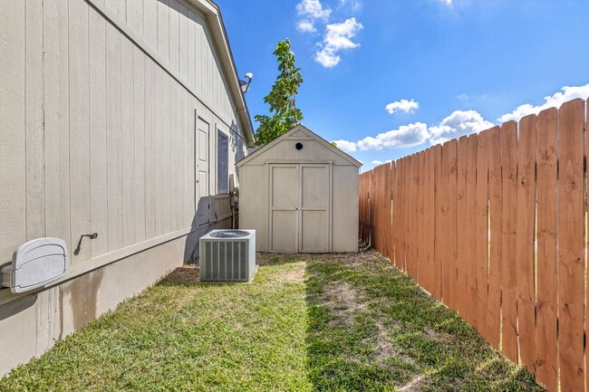 Foto del edificio - 5903 Kevin Kelly Plz