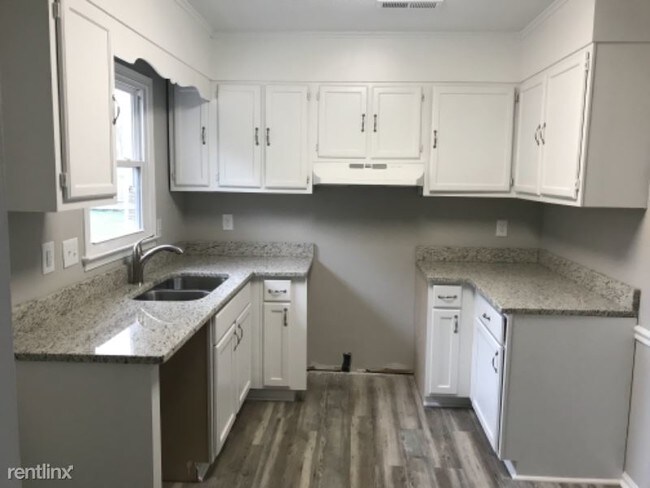 Building Photo - 803 Pine Ridge Dr