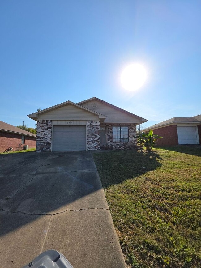 Building Photo - 817 W 12th St