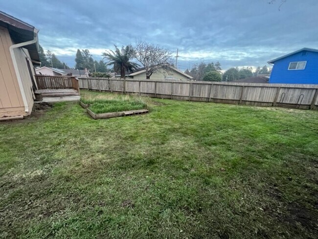 Foto del edificio - Quiet neighborhood, spacious home, large y...