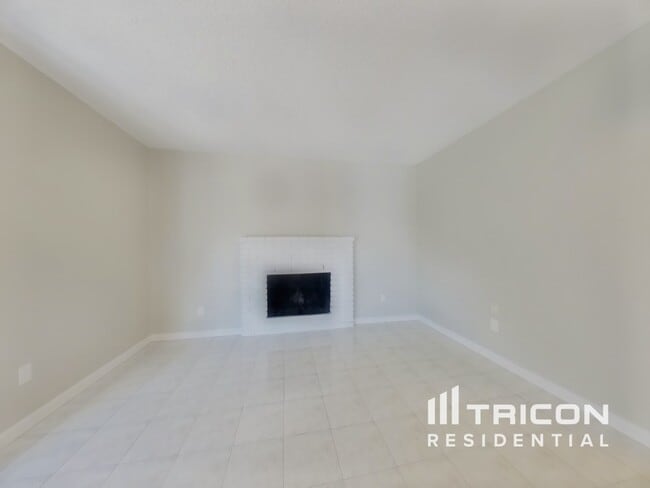 Foto del edificio - 405 Pirinen Ln