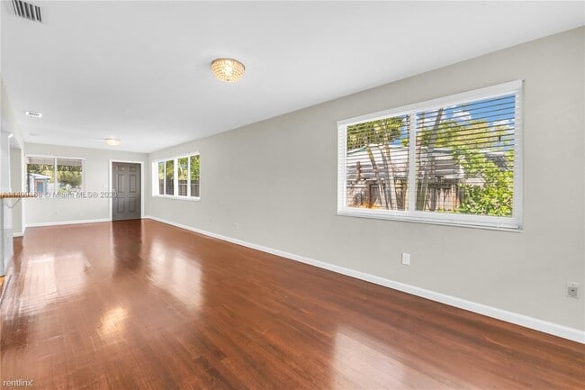 Building Photo - 3 br, 2.5 bath House - 1435 NE 38th St