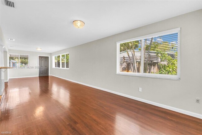 Foto del edificio - 3 br, 2.5 bath House - 1435 NE 38th St