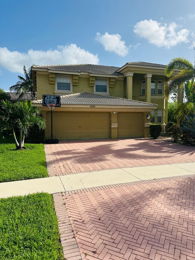 Building Photo - 2261 Ridgewood Cir