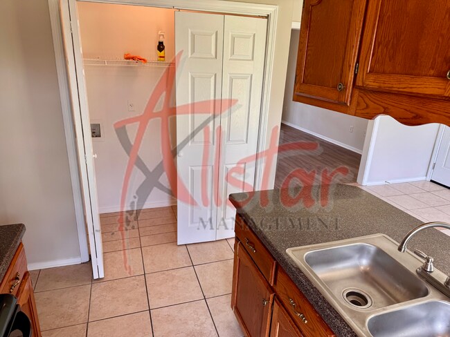 Building Photo - 10515 Oak Leaf Dr