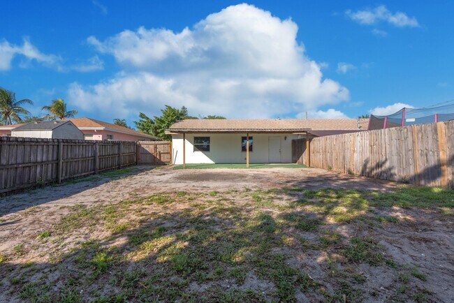 Building Photo - 220 Perry Ave