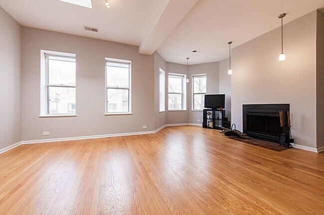 Foto del edificio - 1047 W Leland Ave