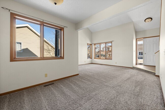 Building Photo - 3 BED | 2.5 BATH | DOUBLE GARAGE | SOUTH