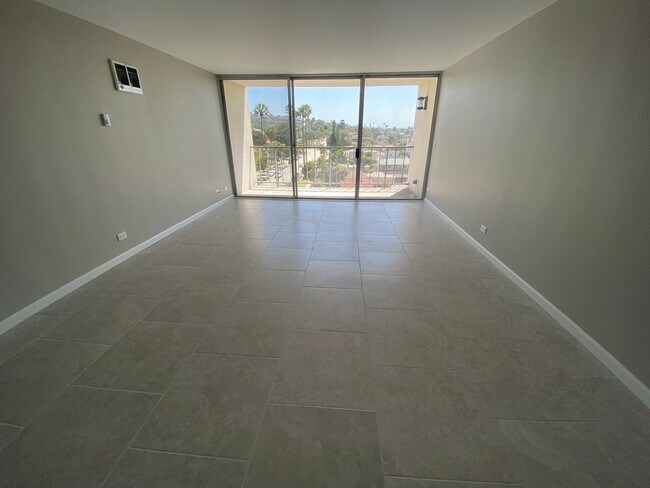 Foto del edificio - Pacific Beach - 3 blocks to Beach!  2bd/2ba Spacious 6th floor condo remodeled in 2022! Spectacul...