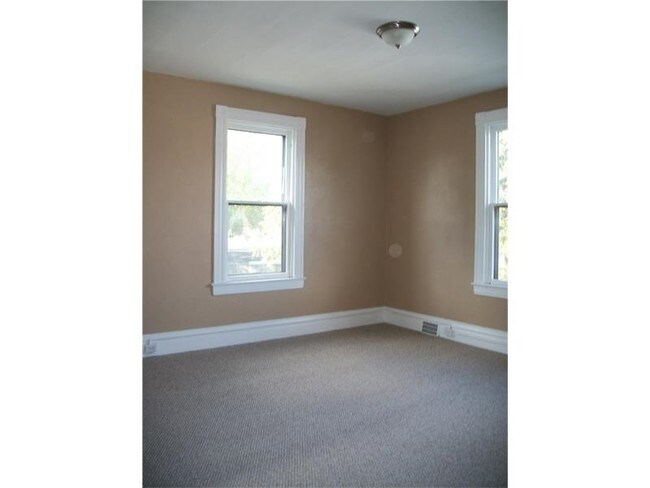 Interior Photo - 418 W North St
