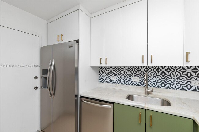 Foto del edificio - 6890 N Kendall Dr