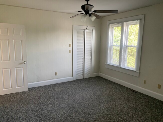 Master bedroom with walk-in closet - 14 Everett St