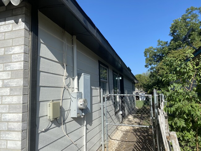 Building Photo - 2427 Wescott Ave