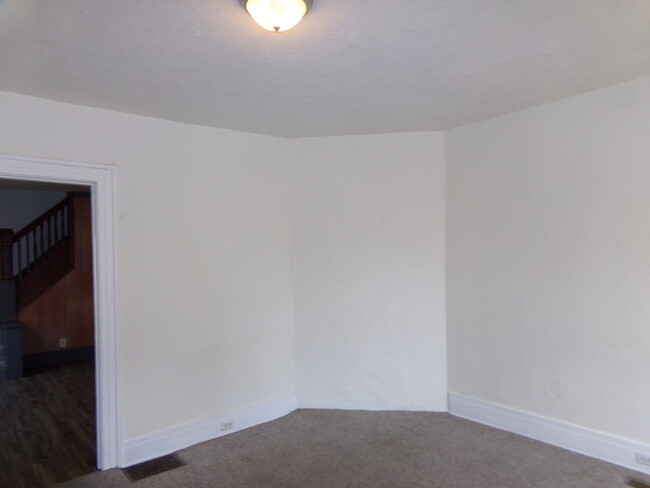 Building Photo - Spacious 3 Bed 1 Bath Double