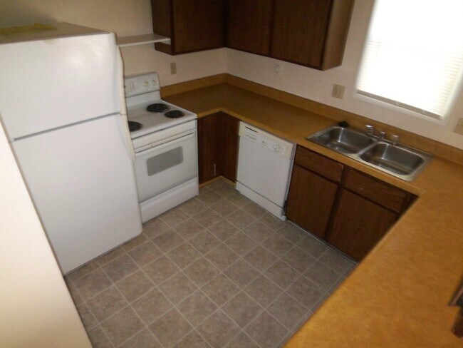 Building Photo - SPACIOUS 3 BEDROOM w/ IN UNIT LAUNDRY!-123...
