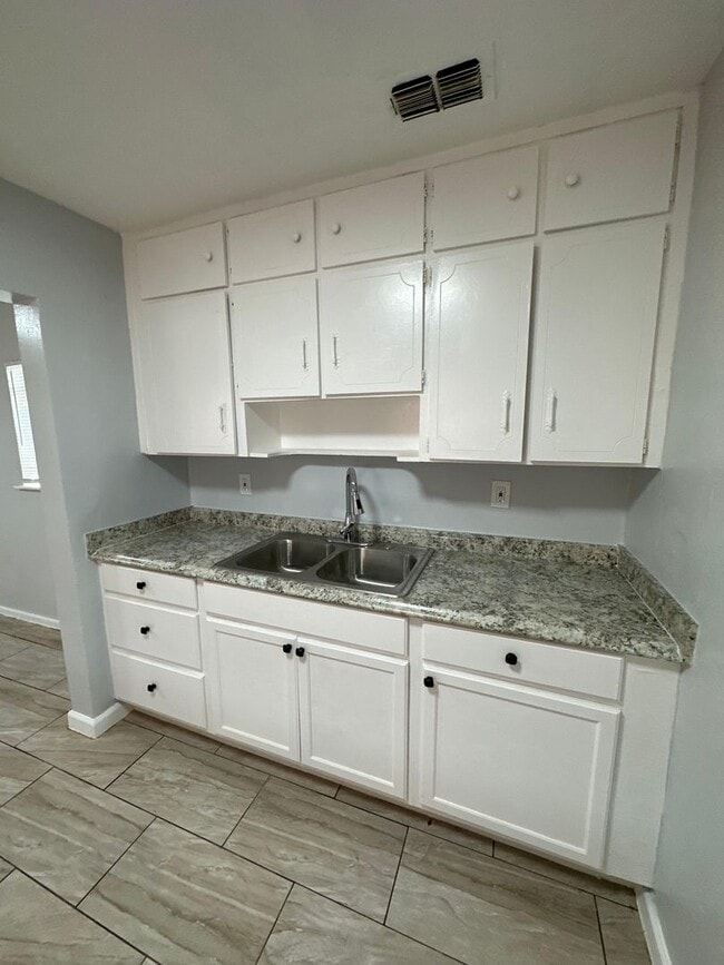 Building Photo - Fully renovated 2/1 single family residenc...