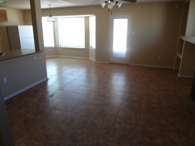 Building Photo - 10043 Paloma Dr