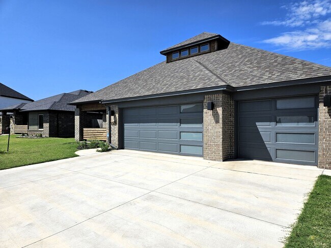 Building Photo - Gorgeous Luxury Home in Yukon, OK! HALF OF...