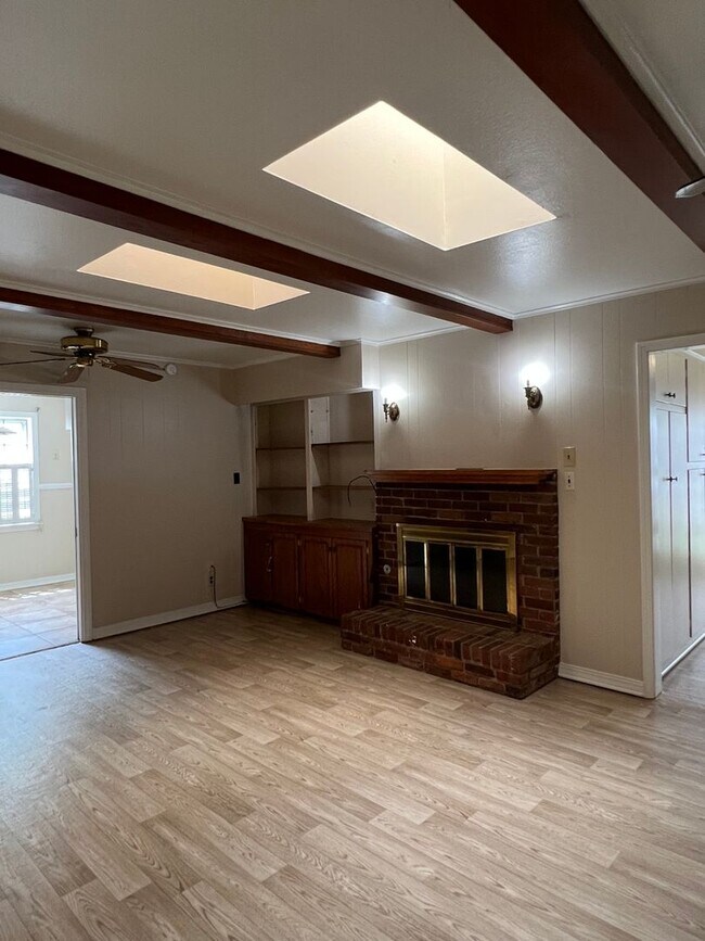 Foto del edificio - 1/2 OFF FIRST MONTH'S RENT. DESIRABLE YOUR...